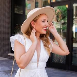 Meet your Posher, Demetria